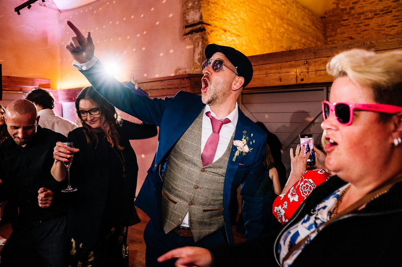 REVIEWS 6 natural wedding photography on the dance floor