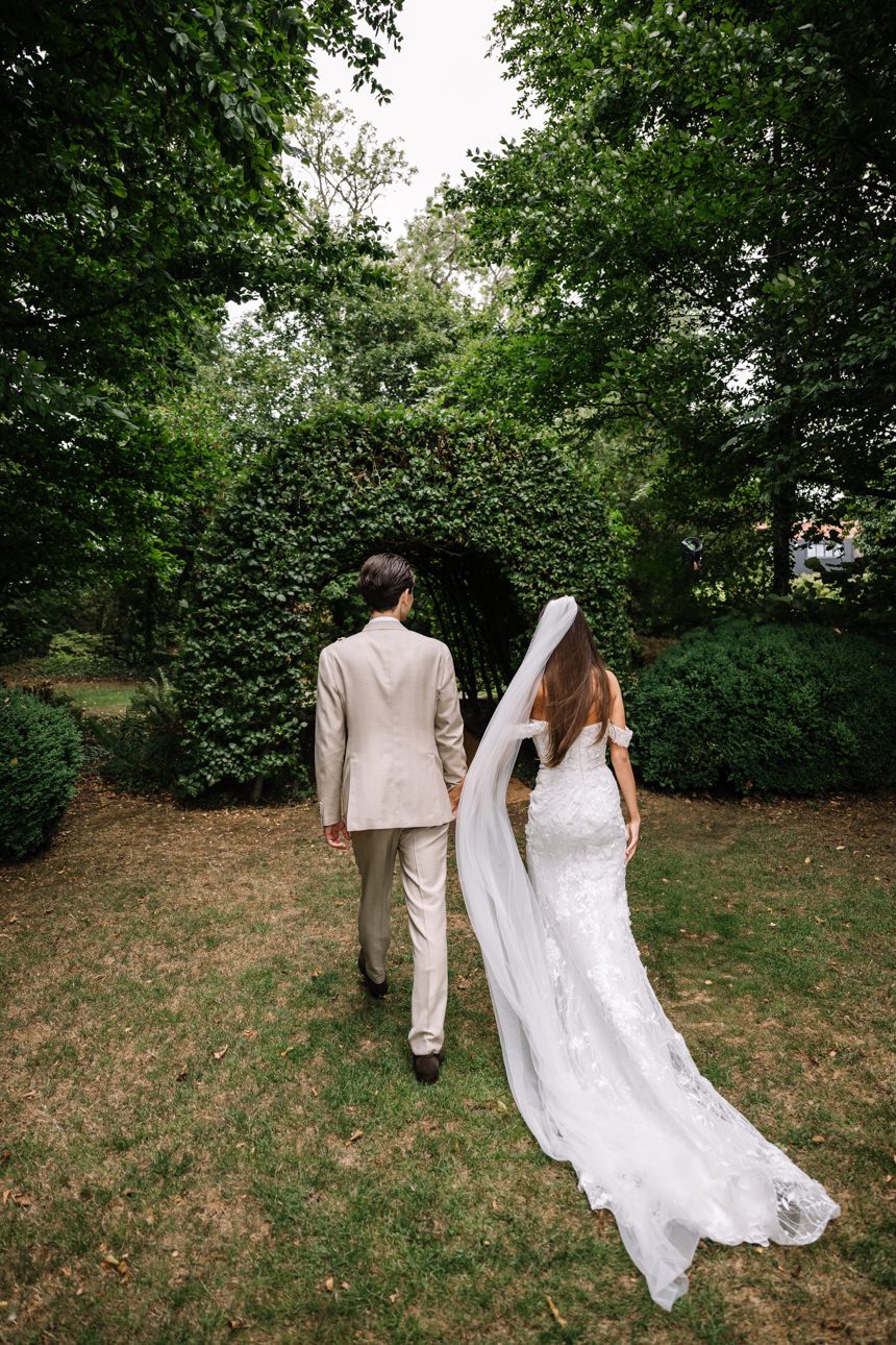 Cripps Barn outdoor wedding ceremony
